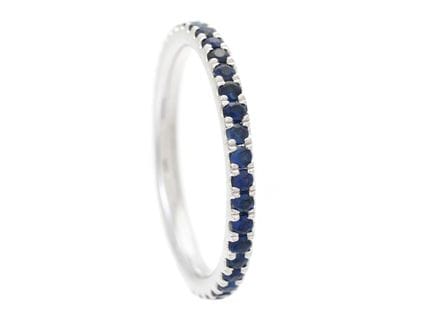 FULL ETERNITY RING, 18 Karat Weißgold, blaue Saphi
