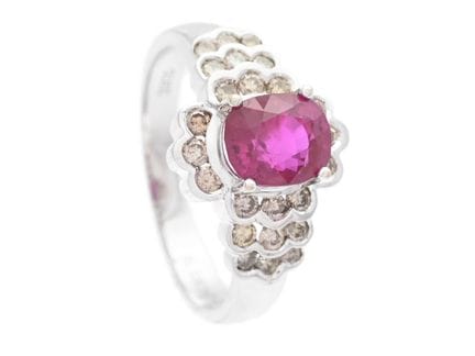 RING, 18 Karat Weißgold, Rubin im Ovalschliff ca. 