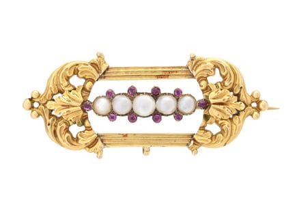 BROCHE, oro de 18 quilates, medias perlas, rubíes,