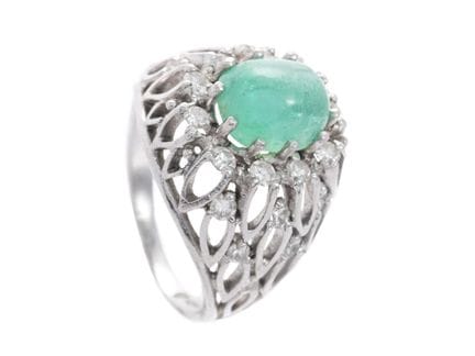 RING, 18K Weißgold, Smaragd im Cabochon-Schliff ca