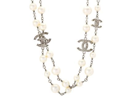 CHANEL, COLLAR, cadena plateada, perlas blancas de