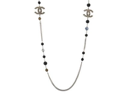 CHANEL, COLLAR, cadena plateada, perlas negras de 