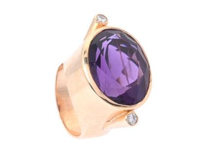 ANELLO, oro 18 carati, ametista a taglio ovale, 2 