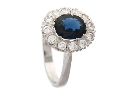 CLUSTER RING, 18K white gold, oval-cut blue sapphi