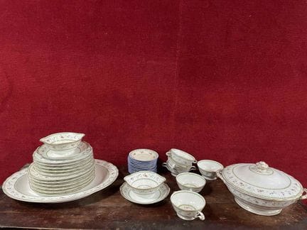 BERNARDEAU aus Limoges 
Servierservice aus glasier