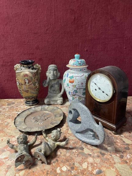 Set bestehend aus: Wanduhr, japanischer Vase, Zier