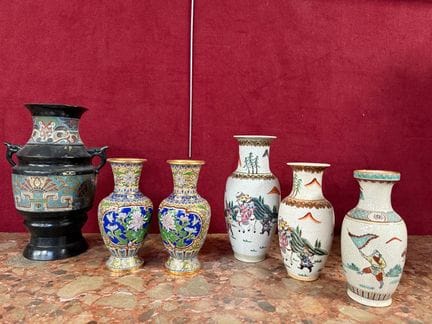 Set di sei vasi 
Con decorazioni in smalto cloison