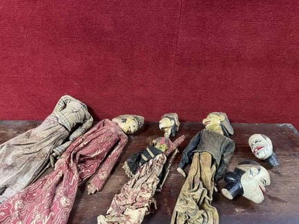 INDONESIEN 
Vier bewegliche Marionetten und zwei M