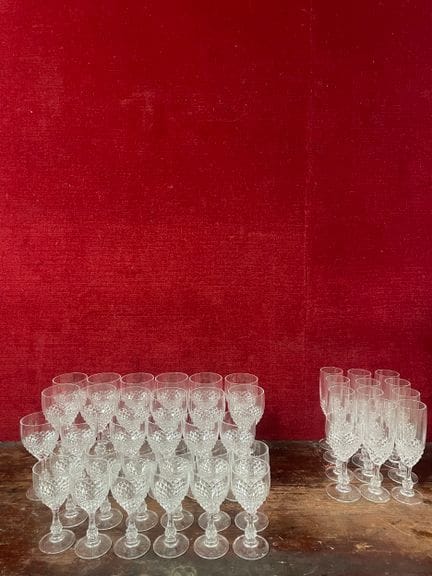 A cut crystal drinking set consisting of champagne