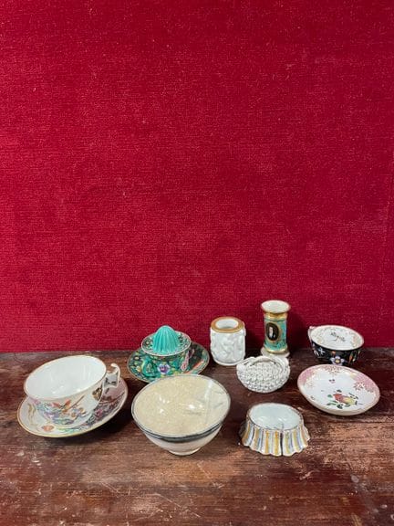Set di piccoli oggetti in ceramica, tra cui: una t