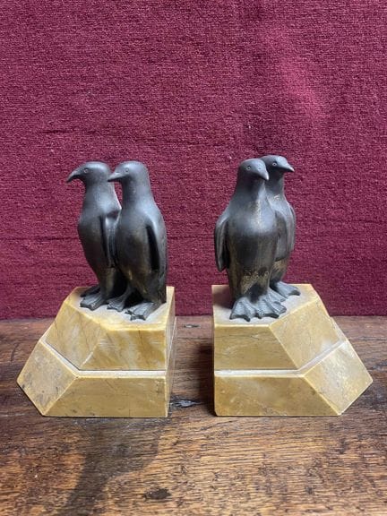 C. OMIN 
Coppia di fermalibri in bronzo raffiguran