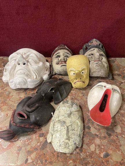 ASIEN 
Set aus Theatermasken und Sonstigem. 
Im Is