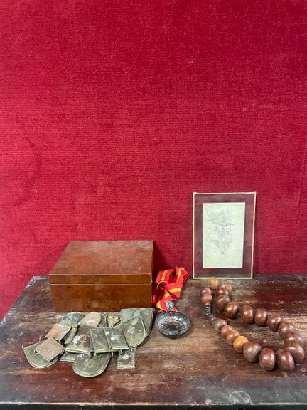A set consisting of, among other items, a cigar bo