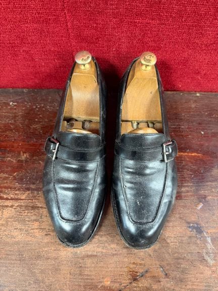 JOHN LOBB 
两双黑色皮质莫卡辛鞋 
尺码 40 
现状