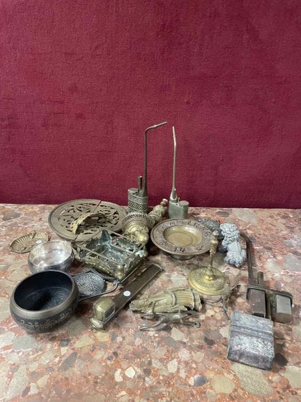 Conjunto de objetos de metal: candelabro, figuras 
