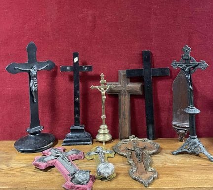 Lot de crucifix en bois et métal 
En l'état