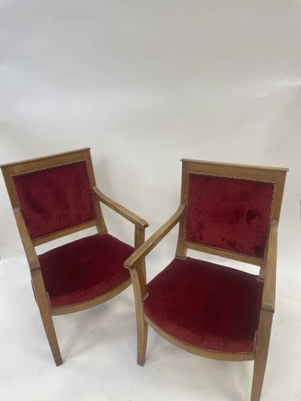Ein Paar Sessel aus Holz 
Quadratische Rückenlehne