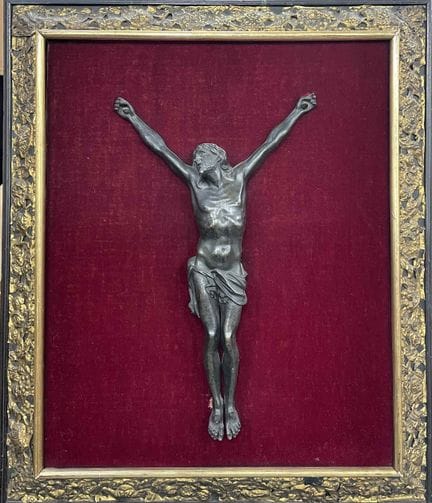 Christ crucifié en métal patiné noir dans un encad