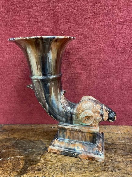 Amusante coupe riton en céramiqué émaillée à décor