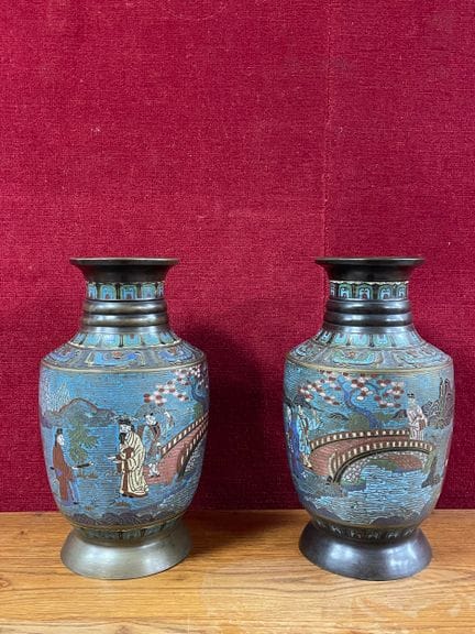 Japan, um 1900 
Ein Paar Vasen aus Cloisonné-Bronz