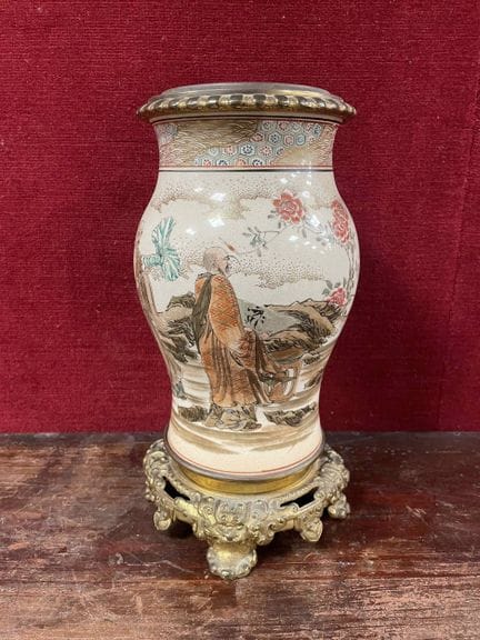 GIAPPONE
Vaso in maiolica di Satsuma
Base in bronz