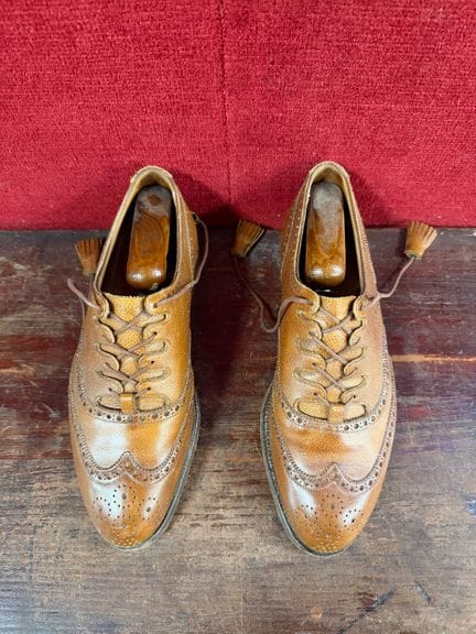 CROCKETT &amp; JONES 
一双驼色皮鞋 
原样出售