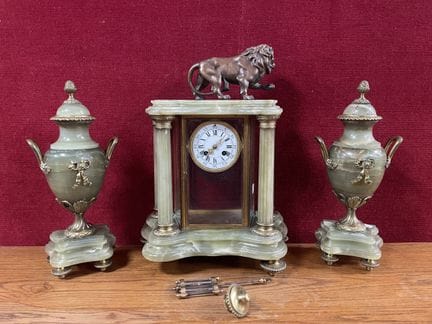 Garniture de cheminée en mabre vert et bronze doré