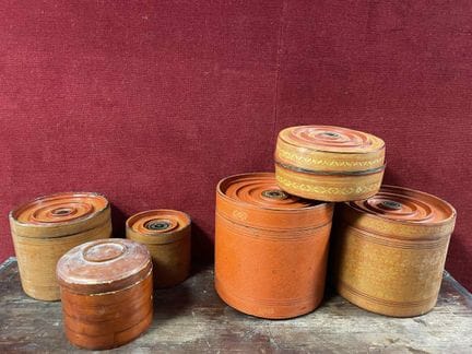 Thailand, 19. Jahrhundert 
Set aus lackierten, zyl