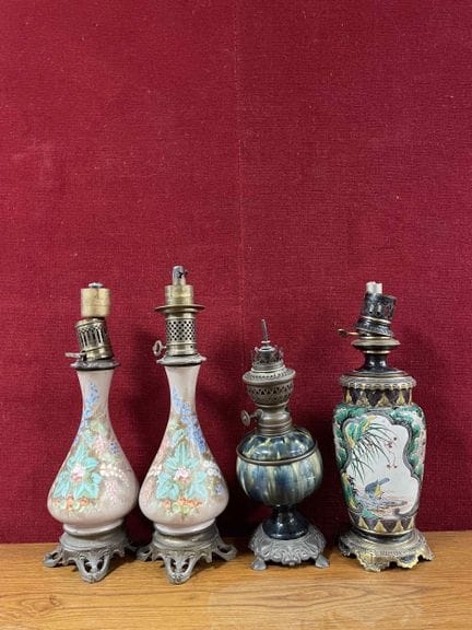 Suite de quatre lampes à pétrole, dont une paire e