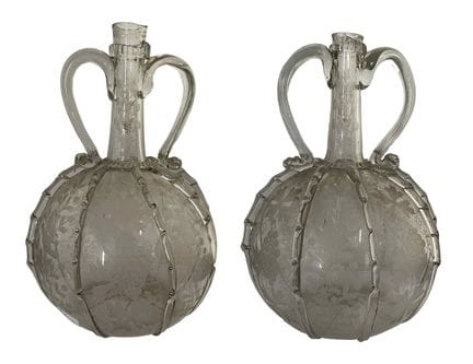 Coppia di caraffe in vetro soffiato, di forma glob