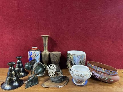Lot comprenant : cache-pots, vases, applique, déco