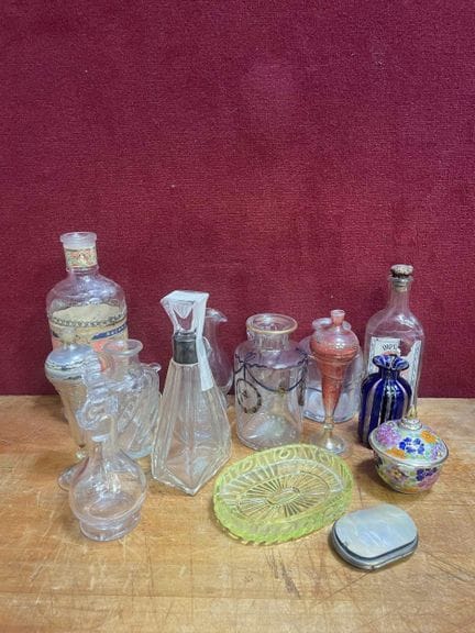 Lot de flacons, bouteilles et vases en verre. 
En 