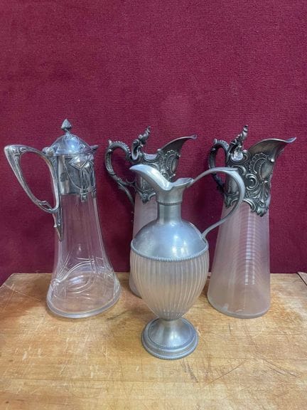 Set composto da tre brocche e una caraffa in vetro