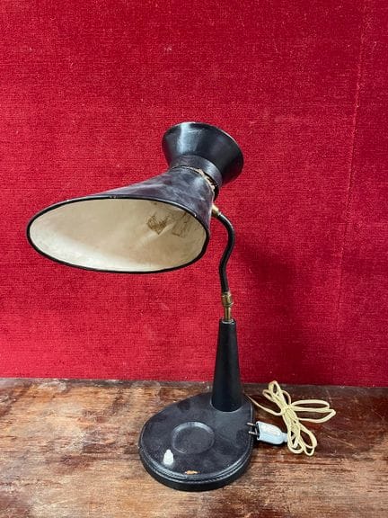 Im Stil von Jacques ADNET 
Lampe aus schwarzem Led