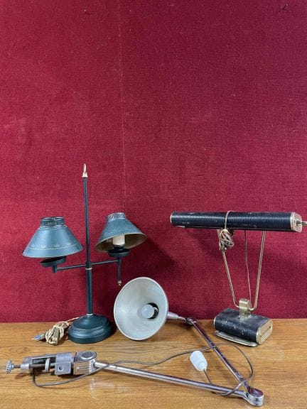 Ensemble comprenant une lampe de notaire, une lamp