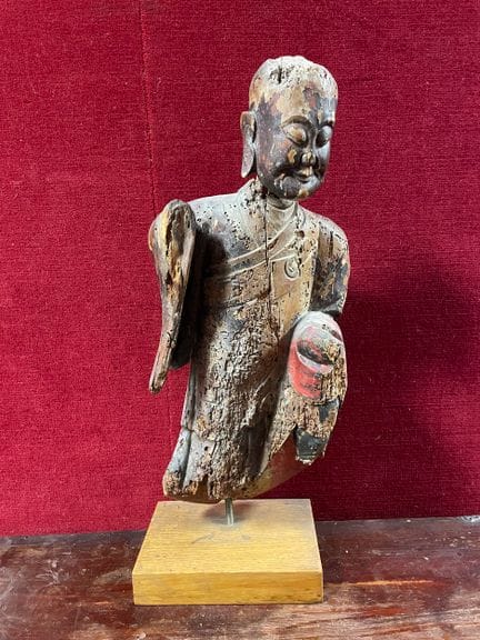 Asien 
Polychrome Holzfigur, die eine Person darst