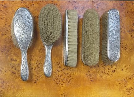 800/°° silver toiletries set with a chased monogra