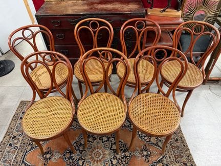 THONET 
七把弯木椅套装 
镂空椅背 
附有标签 
90 x 44 x 40 厘米 
木材有磨