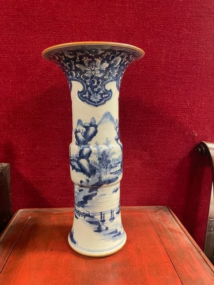 CINA, XVIII secolo 
Vaso a forma di rotolo con col