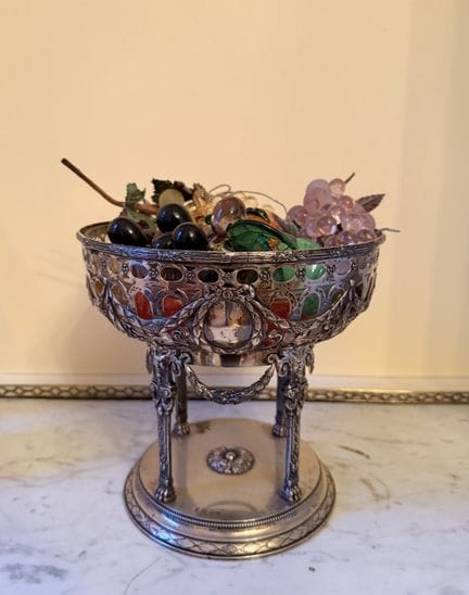 Vaso d'argento con fregi foliati cesellati, volute