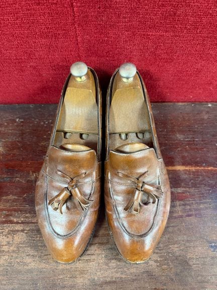 JOHN LOBB 
一双驼色皮革莫卡辛鞋 
尺码 40 
现状