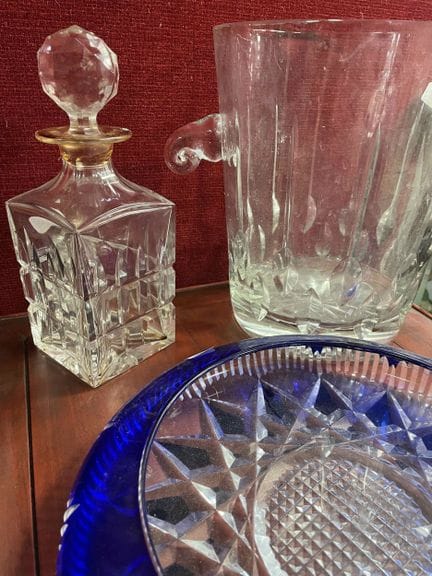 Ensemble comprenant : 

BACCARAT 
Carafe en crista