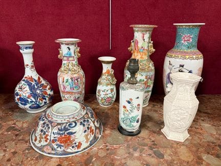 Set of seven vases and one bowl
Imari-decorated po