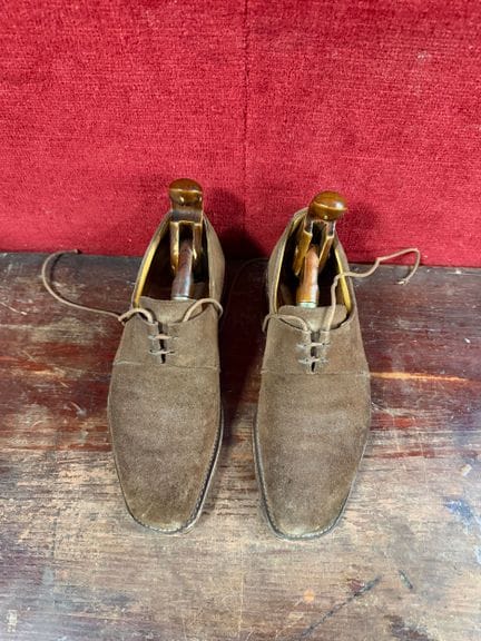 JOHN LOBB 
一双棕色麂皮鞋 
尺码 40 
现状