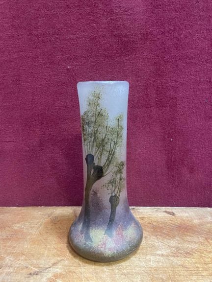 LEGRAS 
Vase en verre à panse applatie à décor pei