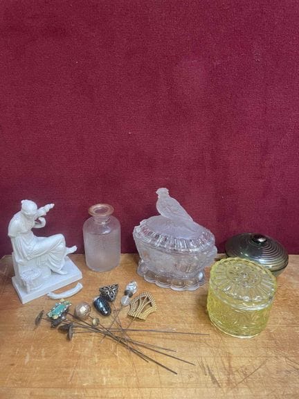 Lot d'objets divers : coupe en verre à décor d'un 