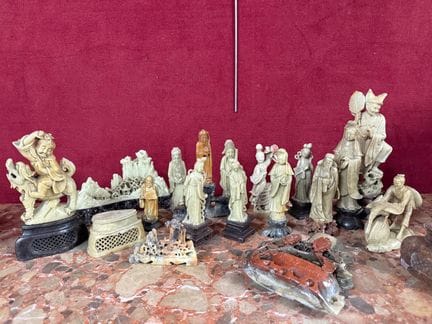 CHINA
Set of hardstone figurines 
(as is)