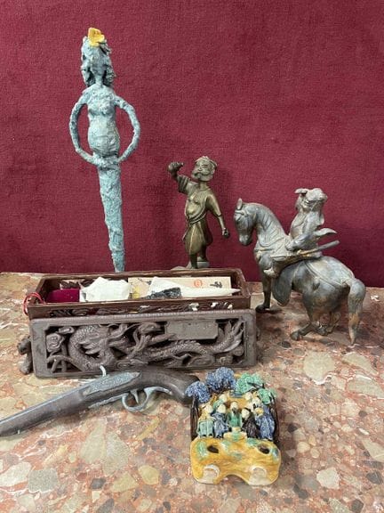 Sammlung verschiedener Objekte: Reiterfigur aus Me