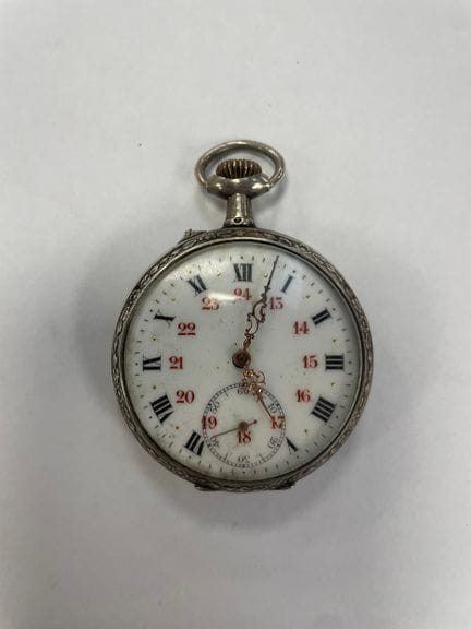 Taschenuhr aus 800/°°-Silber 
Weiß emailliertes Ko