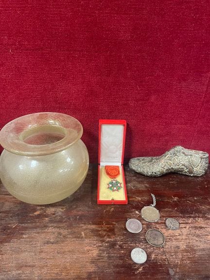 Set consisting of a glass vase, an Ivorian ornamen